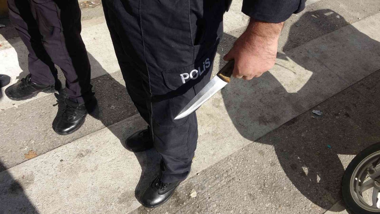 Belinde bıçakla gezen madde bağımlısı paniğe neden oldu