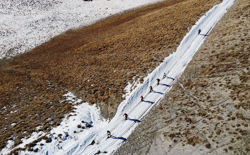 Bitlisli kayakçılar mevsimin ilk karında antrenman yaptı