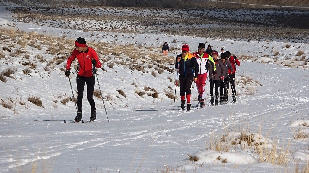 Bitlisli kayakçılar mevsimin ilk karında antrenman yaptı