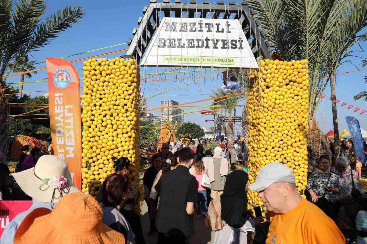 Narenciye Festivalinde Mezitli standına yoğun ilgi