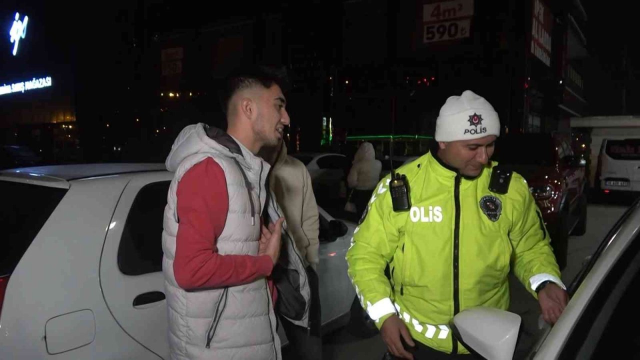 17 yaşında alkollü sürücü ve arkadaşı dakikalarca polise dil döktü: