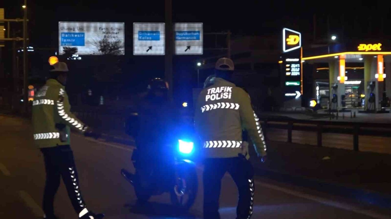 17 yaşında alkollü sürücü ve arkadaşı dakikalarca polise dil döktü: