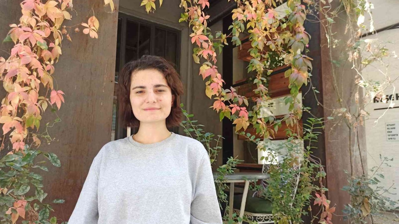 Eskişehirde rengarenk sarmaşıklar adeta duvarları boyuyor