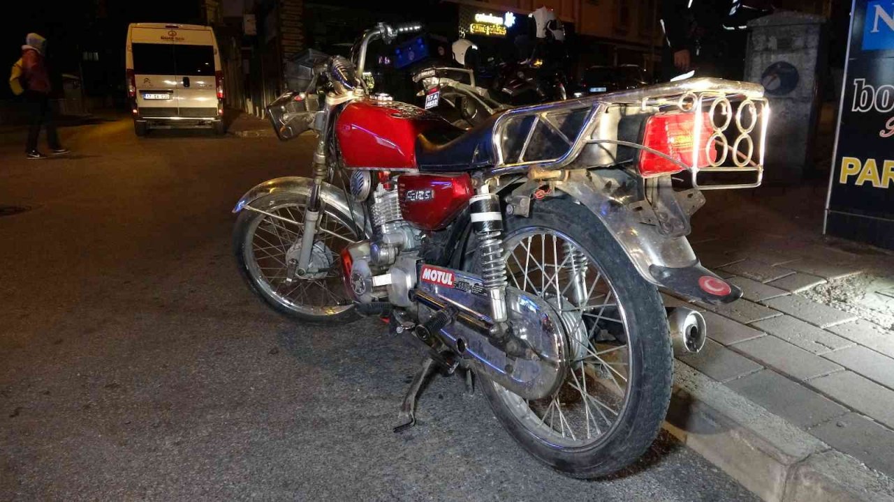 Devriye gezen polisi görünce motoru bırakarak sırra kadem bastı