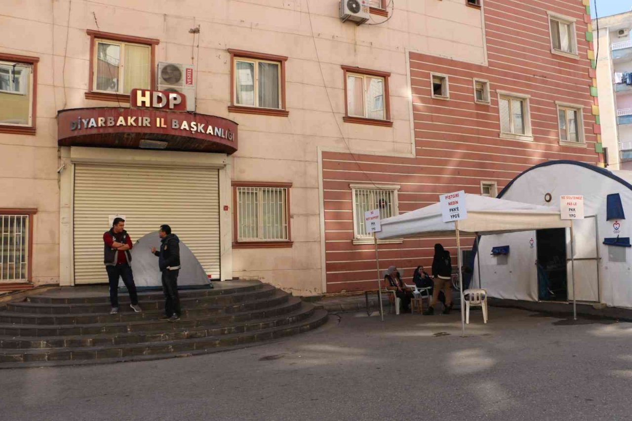 Evlat nöbetindeki anne: “Oğlumun peşini bırakmayacağım”