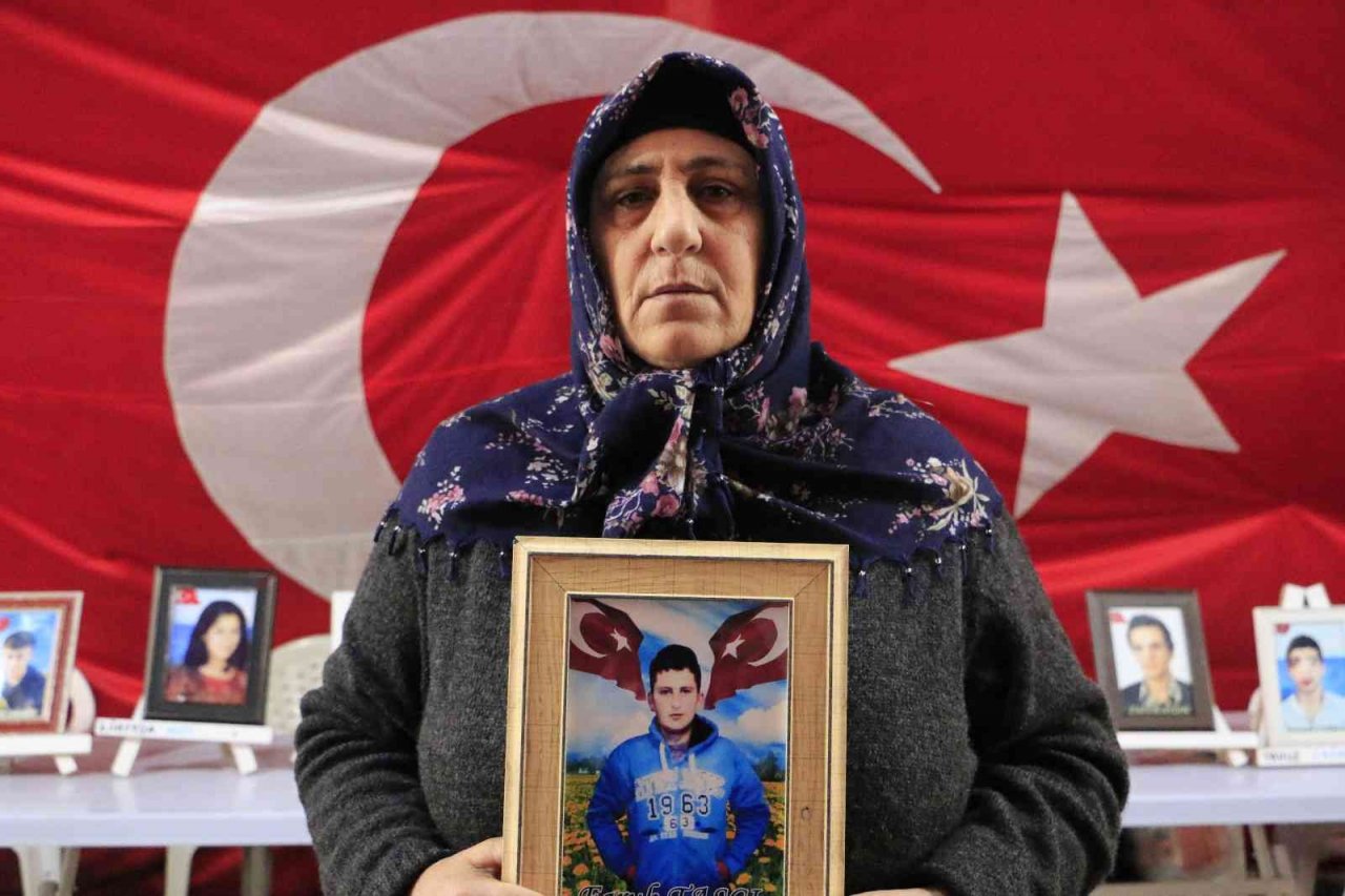 Evlat nöbetindeki anne: “Oğlumun peşini bırakmayacağım”