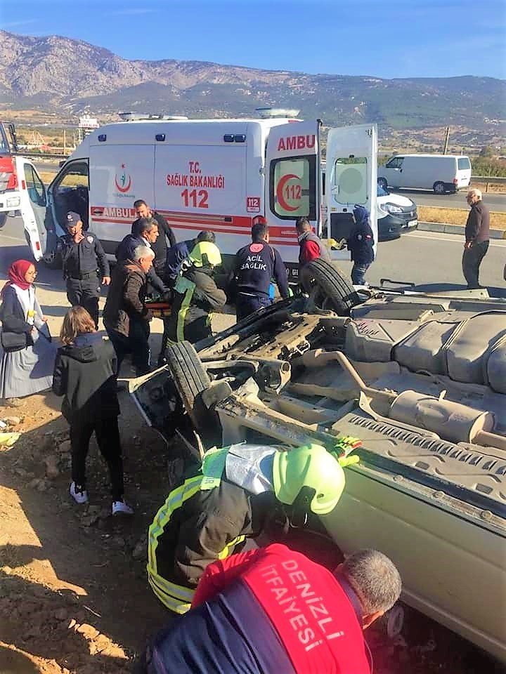 Kontrolden çıkan minibüs takla atıp şarampolde ters yattı: 5 yaralı