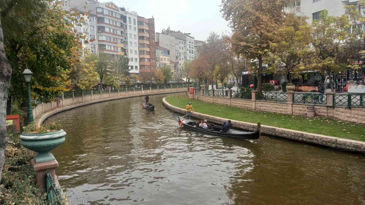 Soğuğa rağmen gondol keyfi devam ediyor
