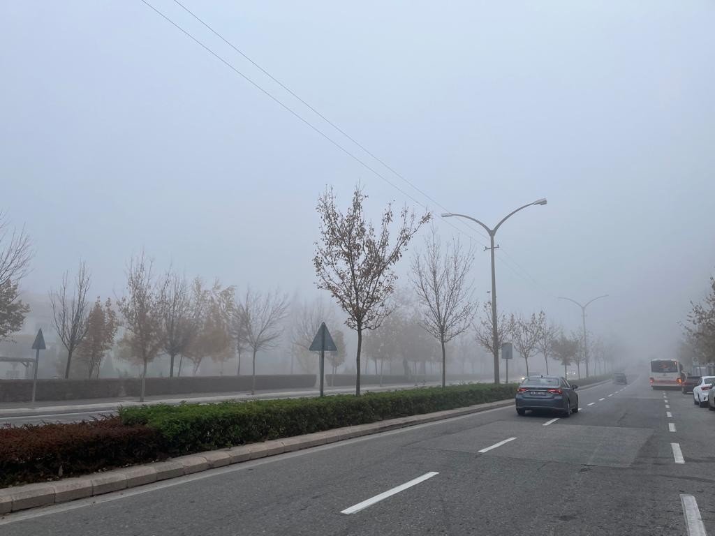 Yüksek bölgeler güne ‘sis’ altında başladı