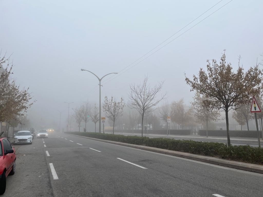 Yüksek bölgeler güne ‘sis’ altında başladı