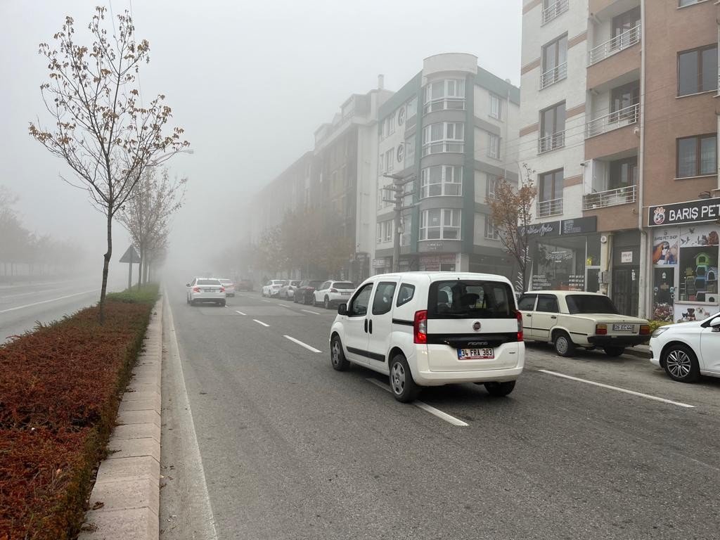 Yüksek bölgeler güne ‘sis’ altında başladı