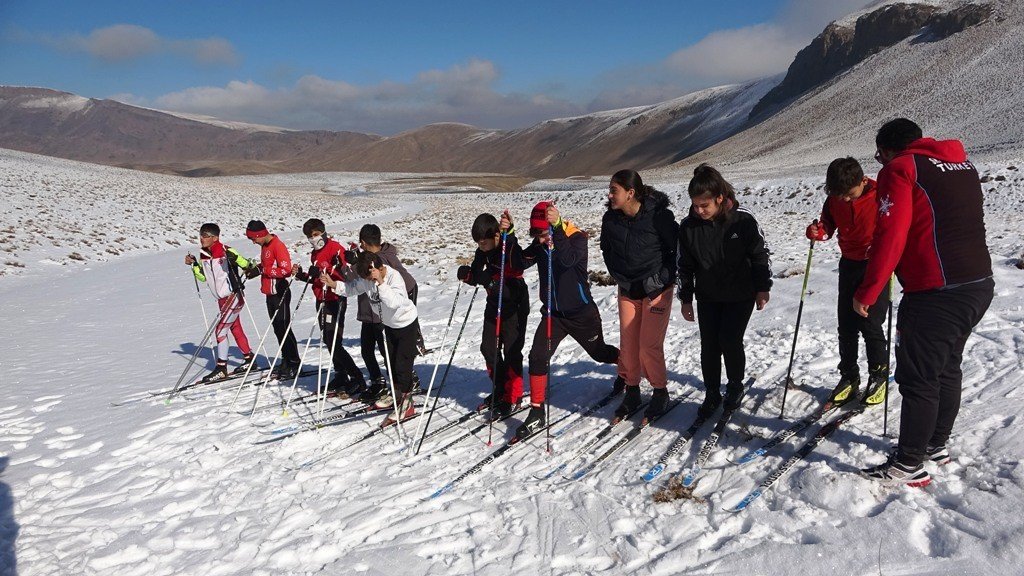 Bitlisli kayakçılar mevsimin ilk karında antrenman yaptı