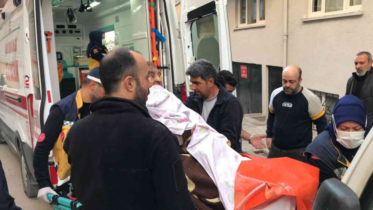 Evinin bodrumunda kendini ateşe veren kadını komşuları söndürdü