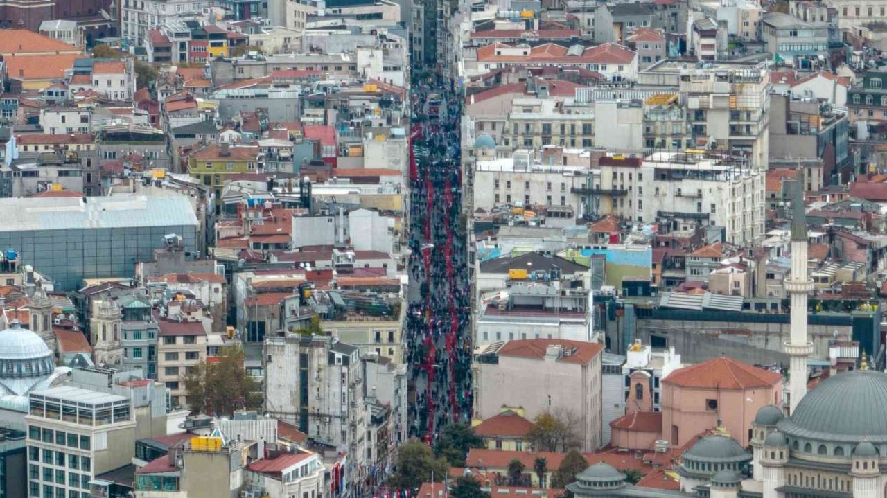 Türk bayraklarıyla donatılan İstiklal Caddesi dron ile görüntülendi