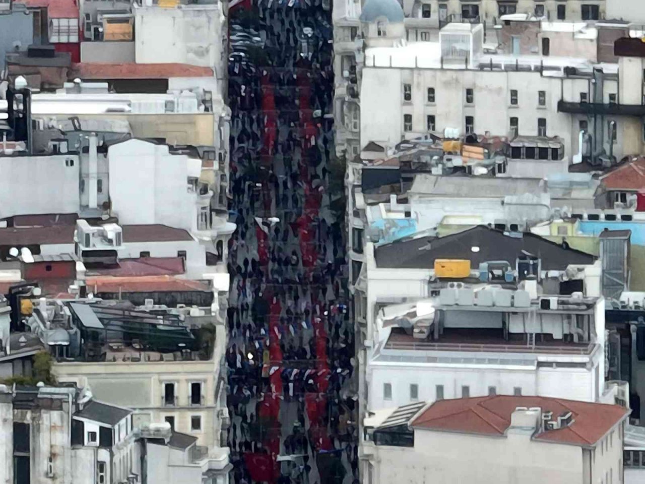 Türk bayraklarıyla donatılan İstiklal Caddesi dron ile görüntülendi