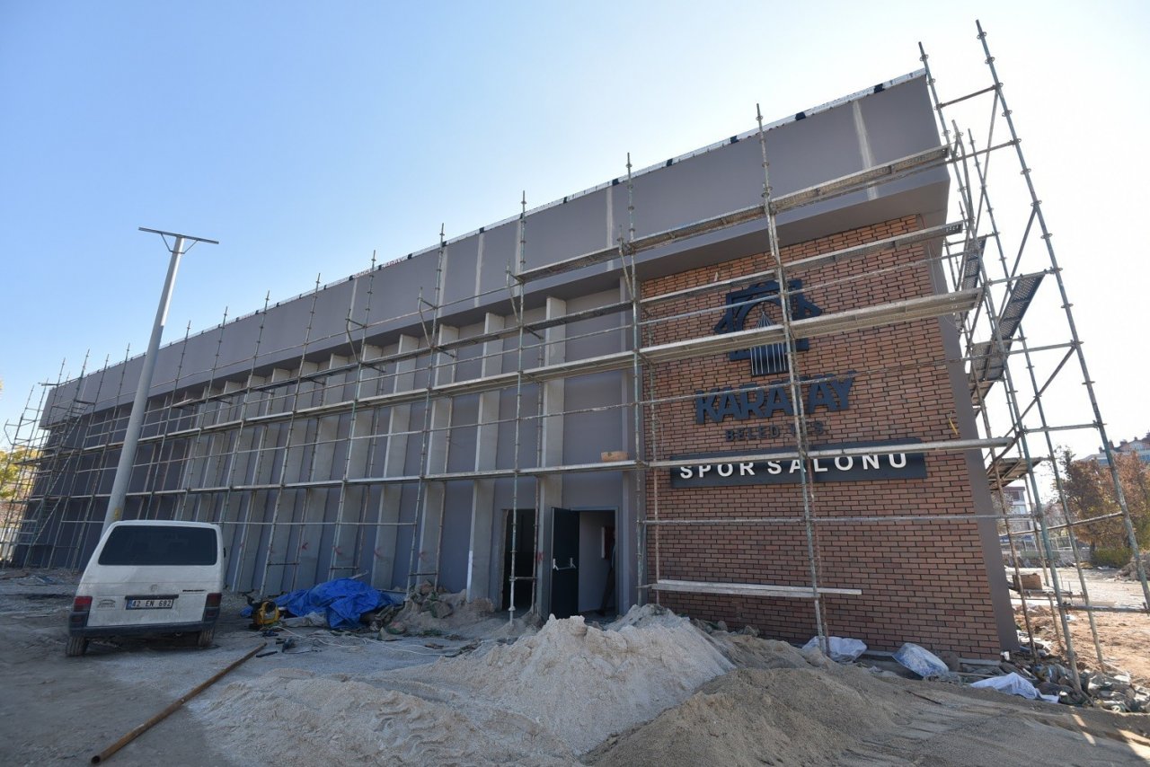 Karatay Belediyesi Spor Salonu’nun yapımı sürüyor