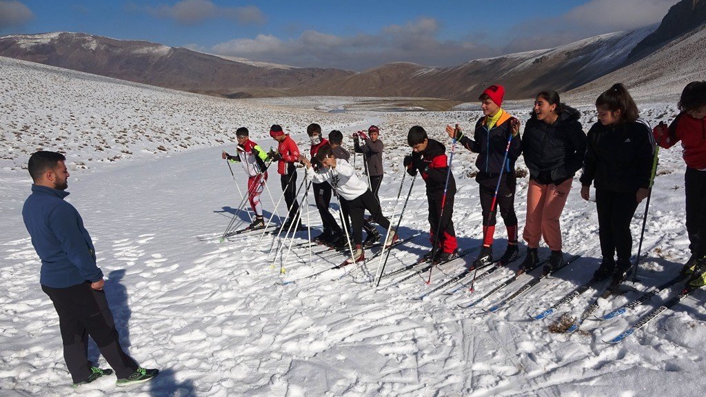 Bitlisli kayakçılar mevsimin ilk karında antrenman yaptı