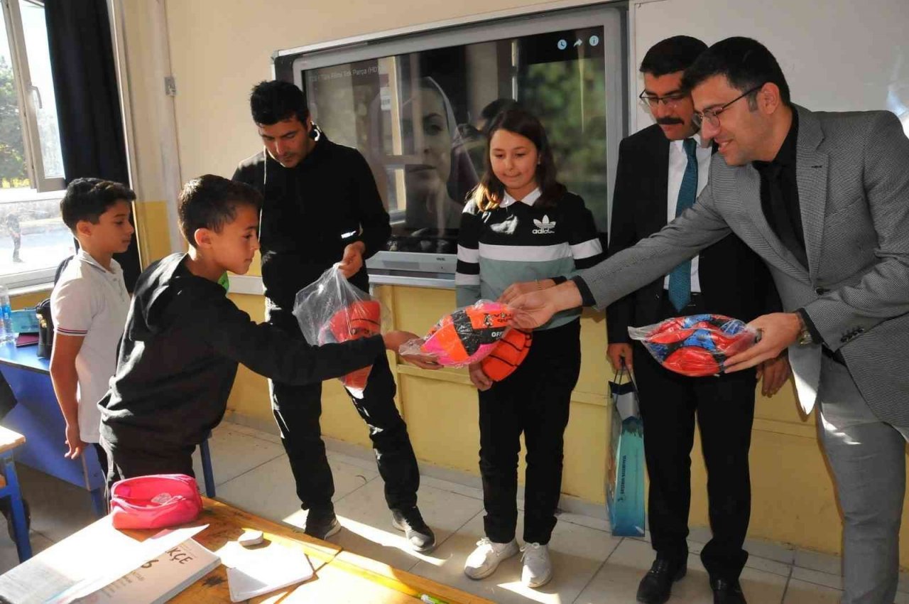 Ödüllü Atık Pil Kampanyasında kazanan okullar hediyelerini aldı