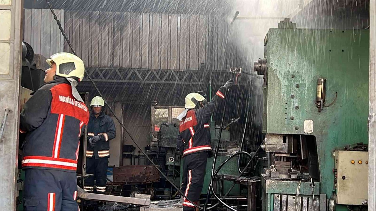 Manisa’da küçük sanayi sitesinde yangın: 1 yaralı