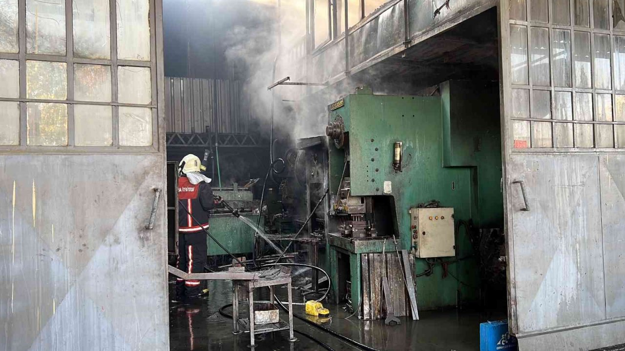 Manisa’da küçük sanayi sitesinde yangın: 1 yaralı