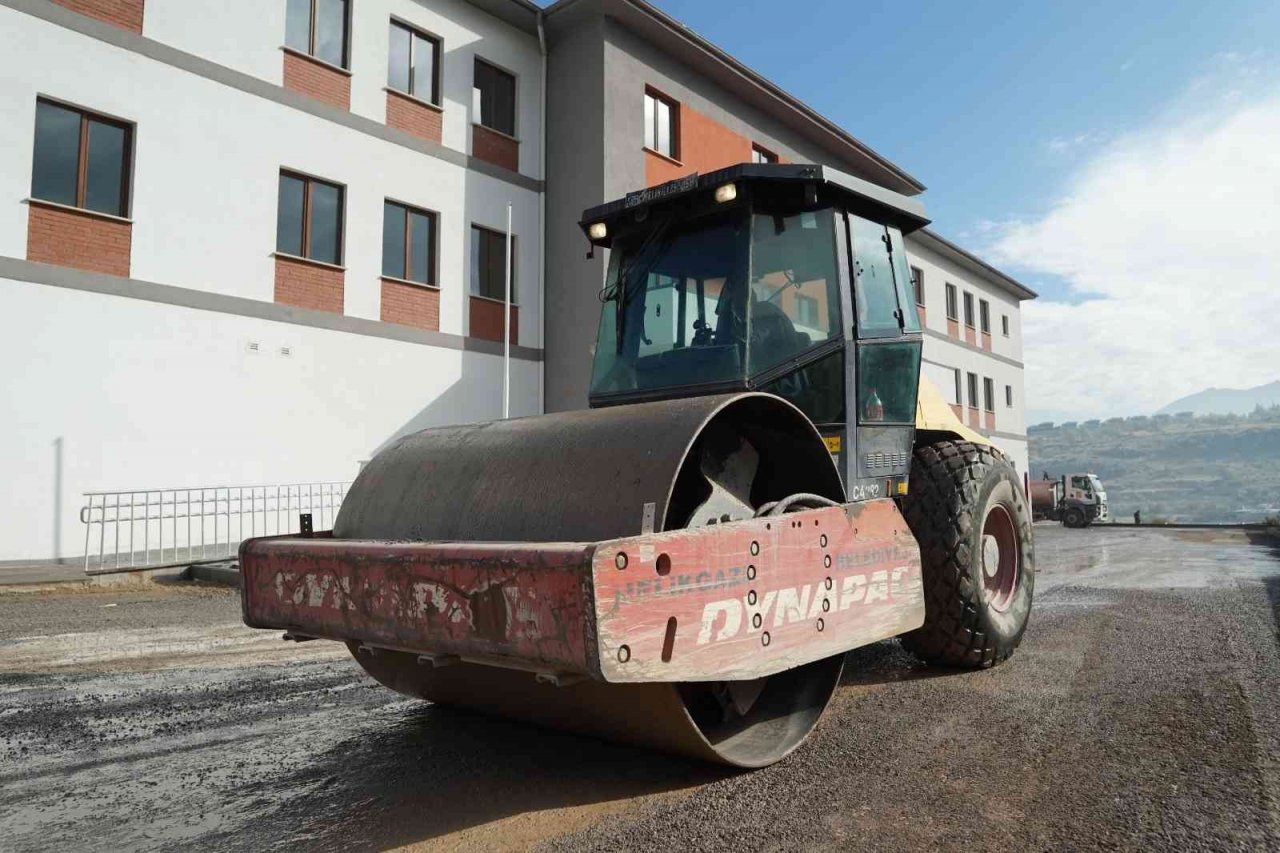 İbrahim Kendirlioğlu Ortaokulu’nun çevre düzeni yapılıyor