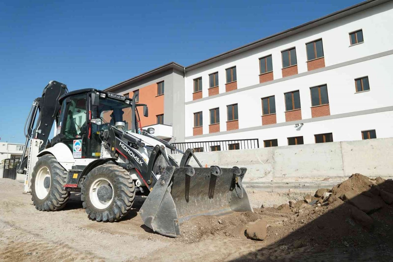 İbrahim Kendirlioğlu Ortaokulu’nun çevre düzeni yapılıyor