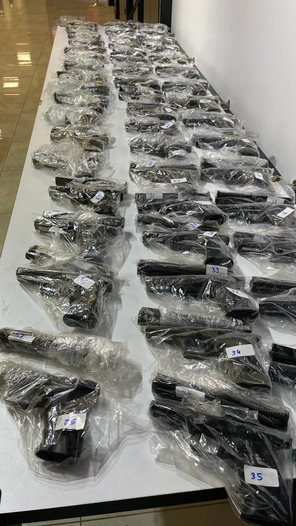 Aralarında eski yüzbaşının bulunduğu kaçak silah çetesine operasyon: 14 gözaltı