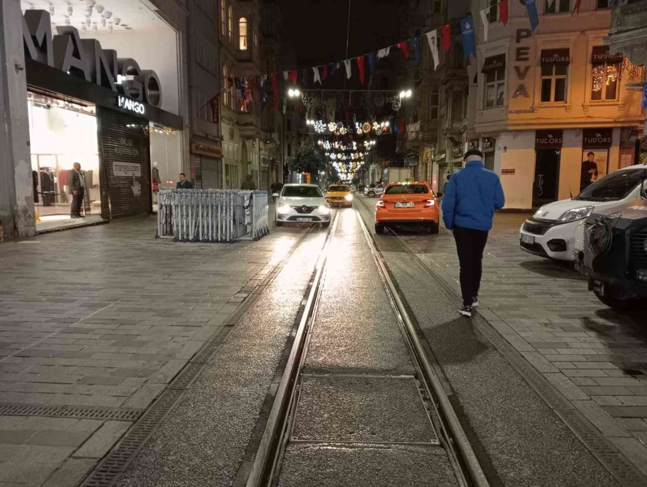 Patlamadan dolayı kapatılan Taksim Meydanı ve İstiklal Caddesi yaya ve araç trafiğine açıldı