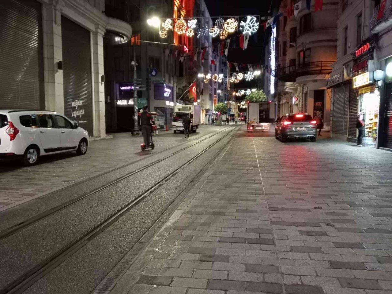 Patlamadan dolayı kapatılan Taksim Meydanı ve İstiklal Caddesi yaya ve araç trafiğine açıldı