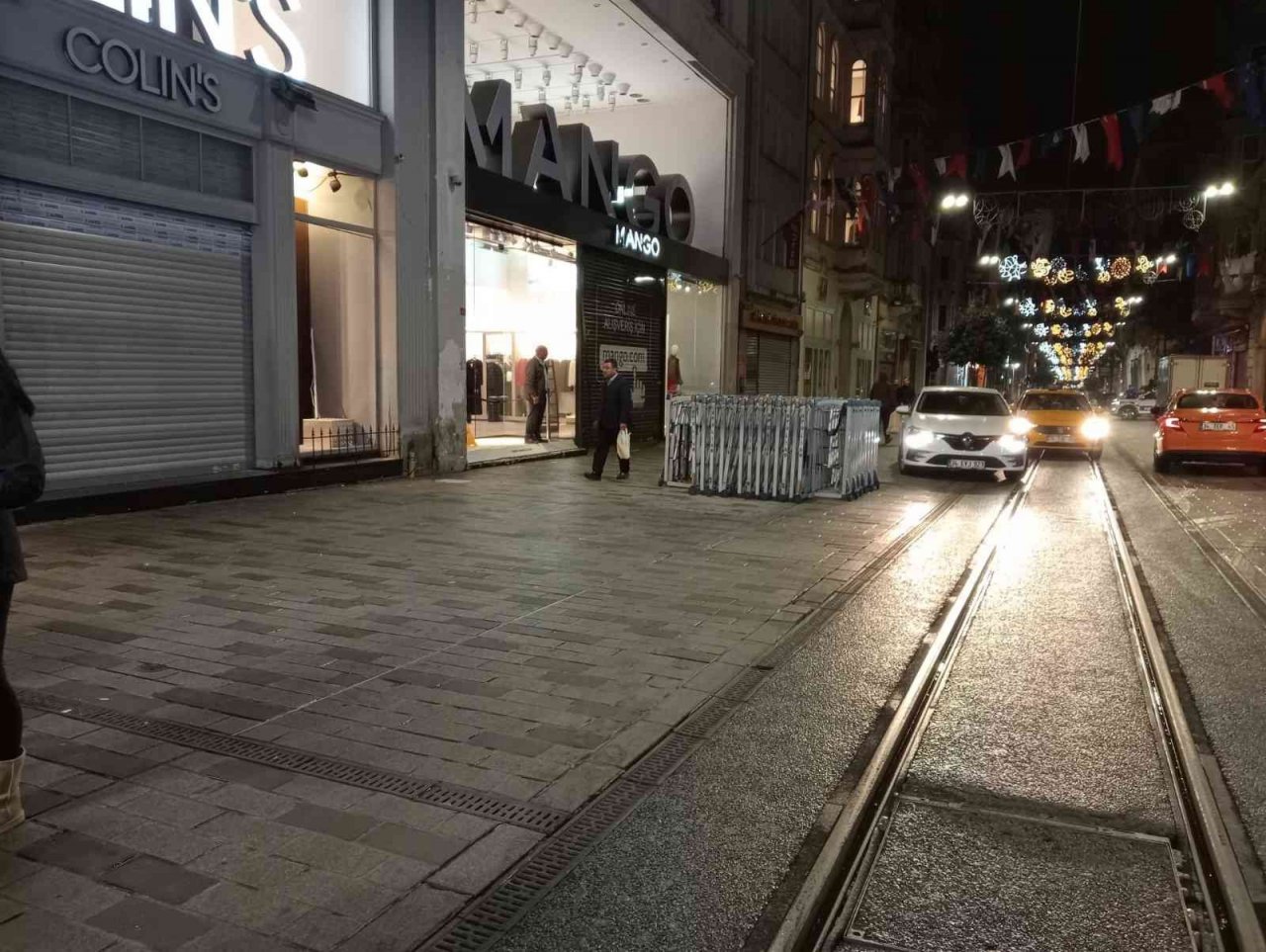 Patlamadan dolayı kapatılan Taksim Meydanı ve İstiklal Caddesi yaya ve araç trafiğine açıldı