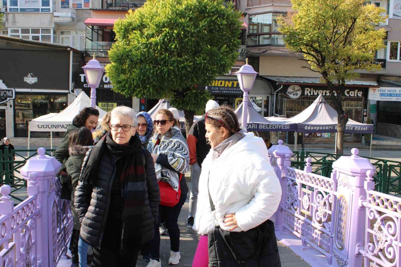 Turistlerin Porsuk Nehri’ne ilgisi Eskişehirlilere adeta yürüyecek yer bırakmadı