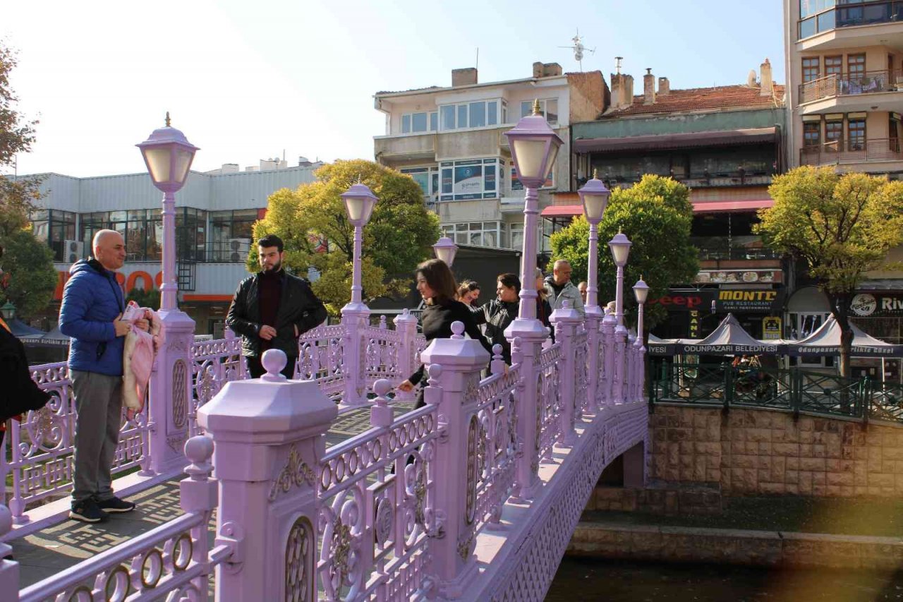 Turistlerin Porsuk Nehri’ne ilgisi Eskişehirlilere adeta yürüyecek yer bırakmadı