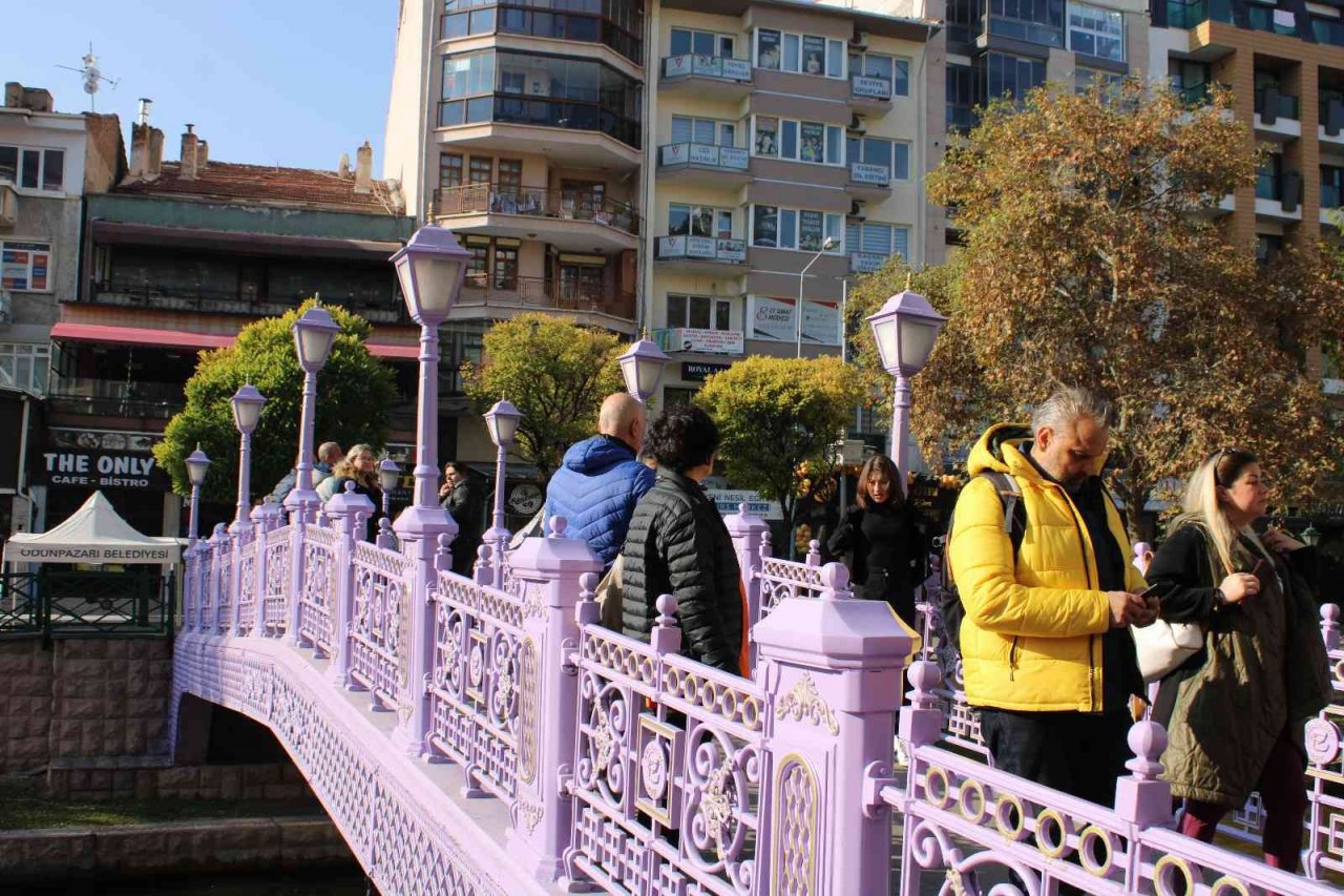 Turistlerin Porsuk Nehri’ne ilgisi Eskişehirlilere adeta yürüyecek yer bırakmadı