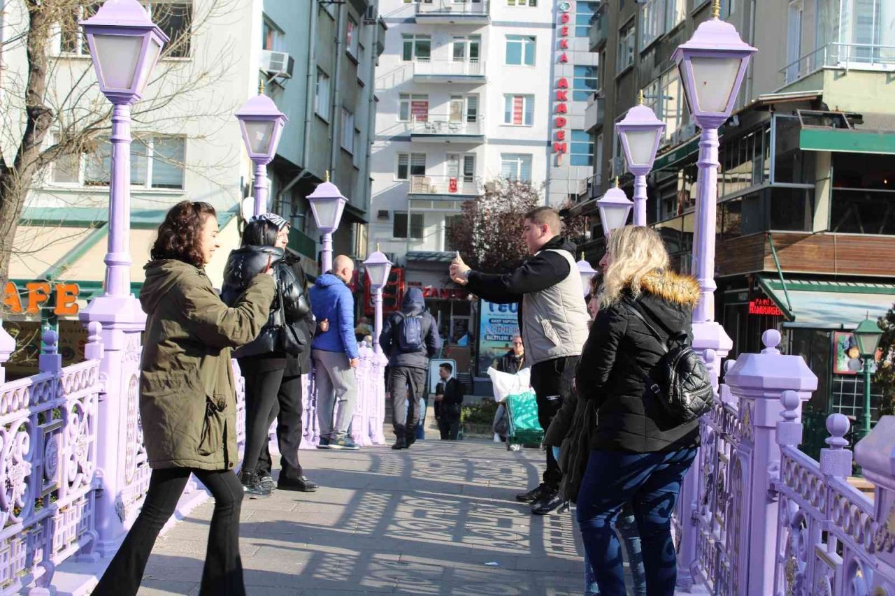 Turistlerin Porsuk Nehri’ne ilgisi Eskişehirlilere adeta yürüyecek yer bırakmadı