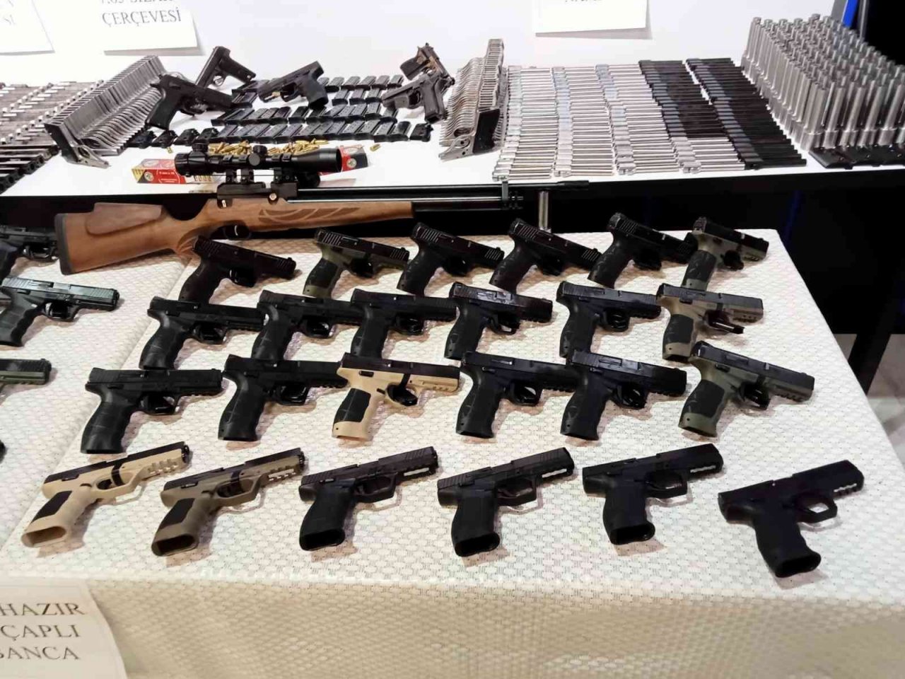 Aralarında eski yüzbaşının bulunduğu kaçak silah çetesine operasyon: 14 gözaltı