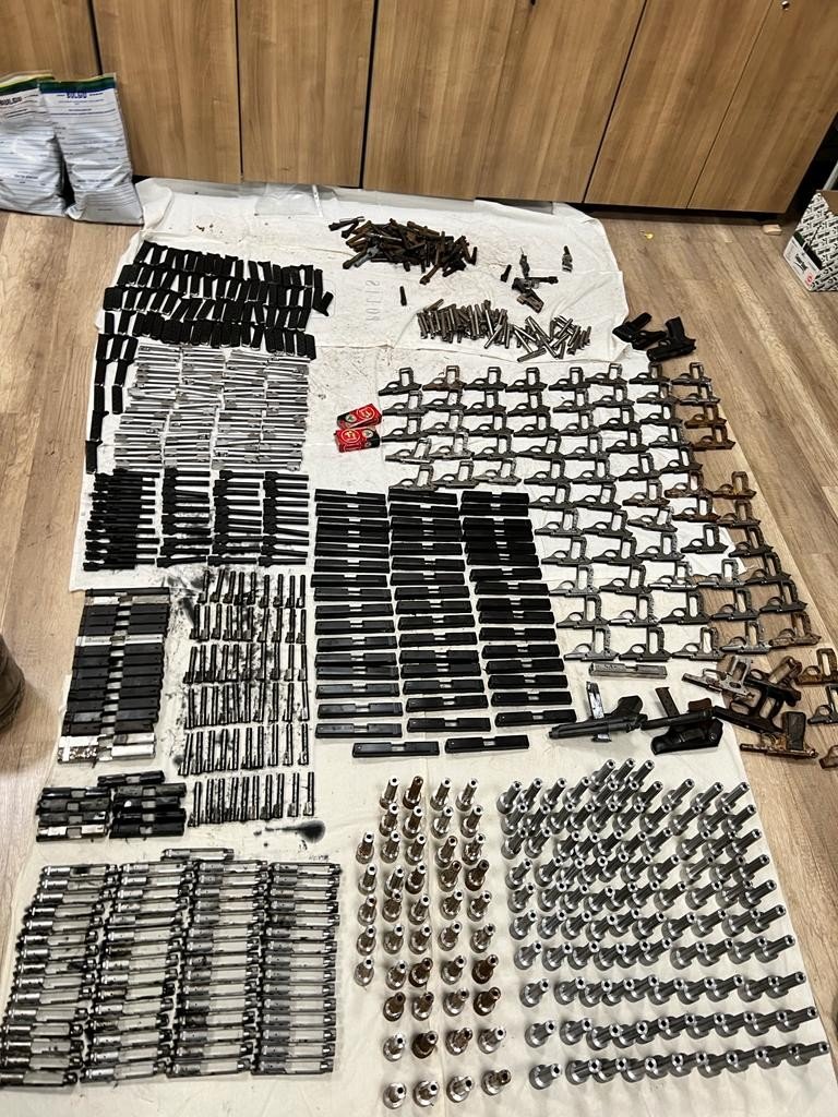 Aralarında eski yüzbaşının bulunduğu kaçak silah çetesine operasyon: 14 gözaltı