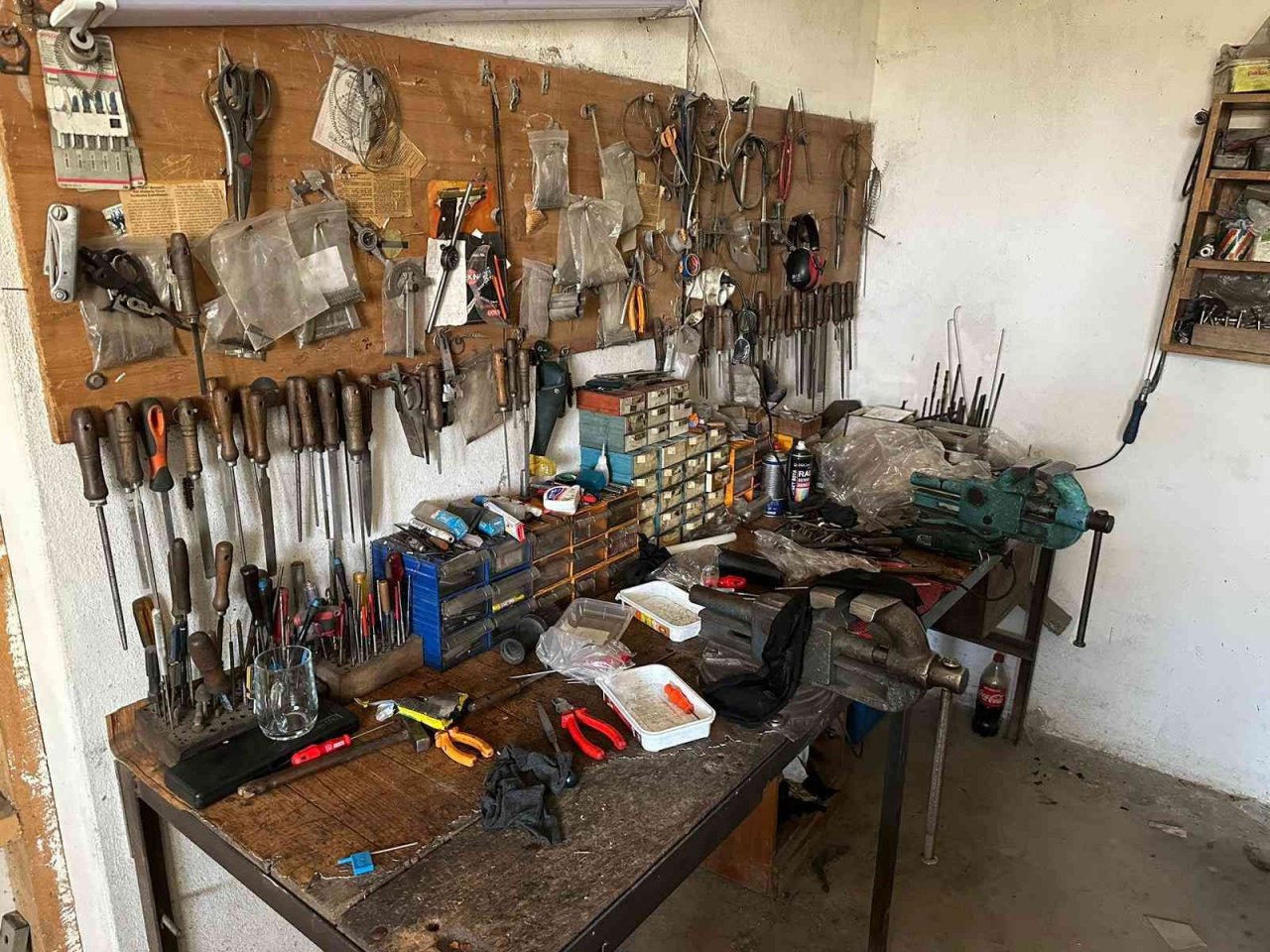 Aralarında eski yüzbaşının bulunduğu kaçak silah çetesine operasyon: 14 gözaltı