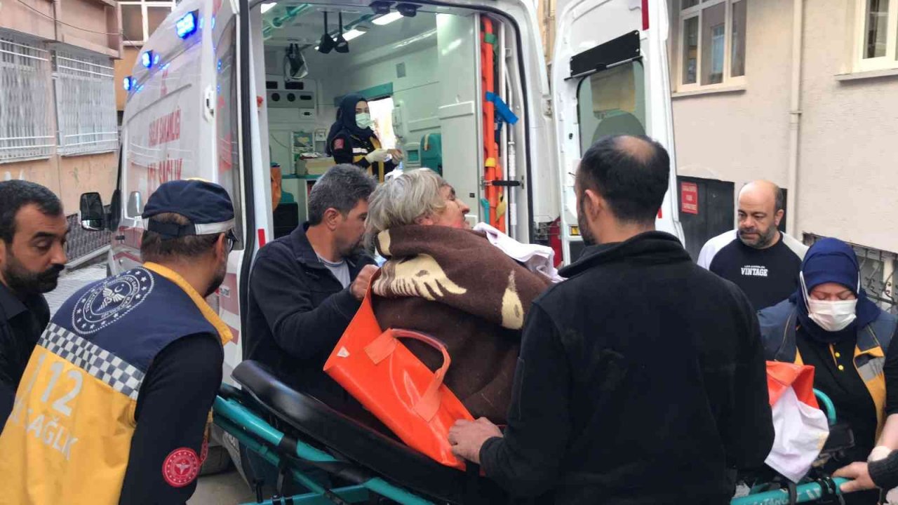 Evinin bodrumunda kendini ateşe veren kadını komşuları söndürdü