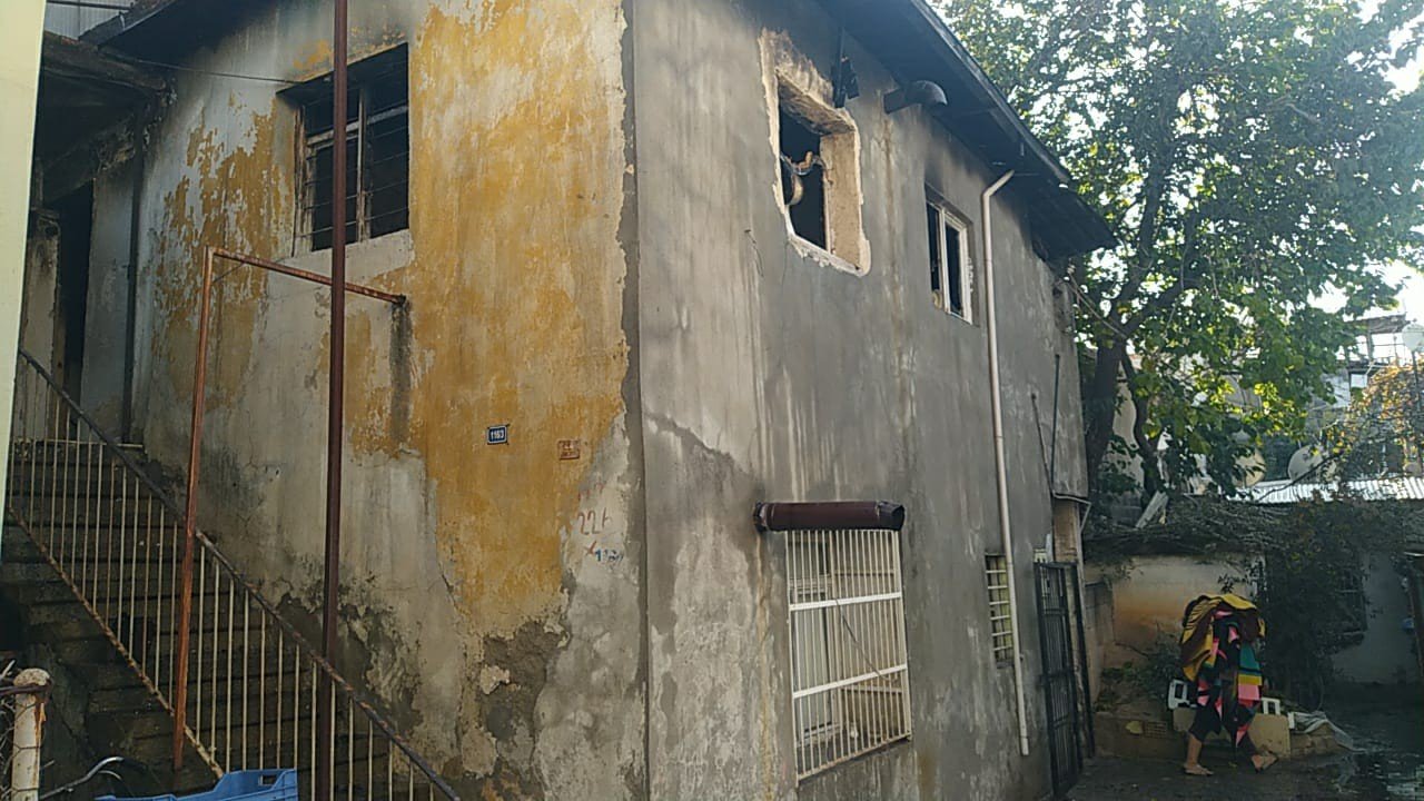 Ev alevlere teslim oldu, 1’i çocuk 5 kişi dumandan etkilendi