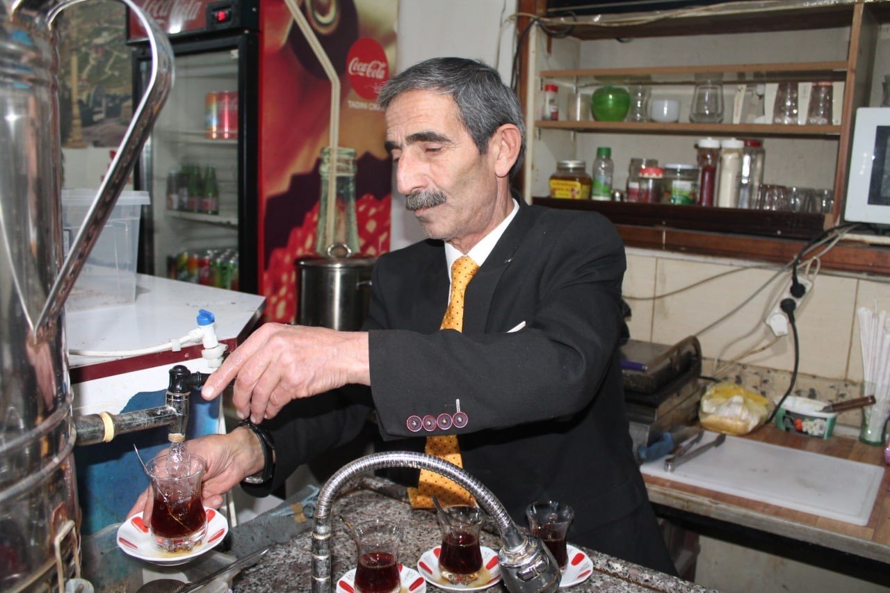 Bayburt’taki bu çayevinde asla siyaset konuşulmuyor konuşanı ise sahibi kovuyor