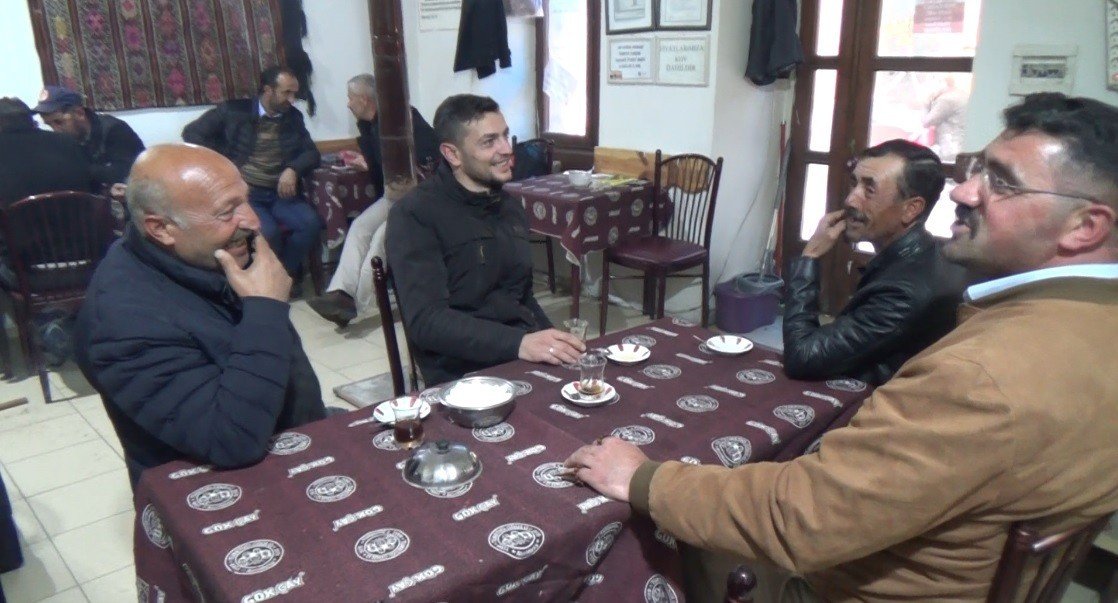 Bayburt’taki bu çayevinde asla siyaset konuşulmuyor konuşanı ise sahibi kovuyor
