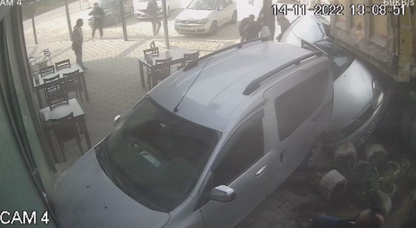 Bursa’da freni boşalan hafriyat kamyonu dehşet saçtı, o anlar kameralarda