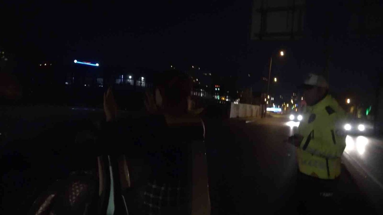 Böyle geri manevra görülmedi...Polislerden arka arkaya özür diledi