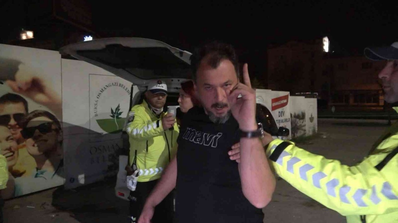 Böyle geri manevra görülmedi...Polislerden arka arkaya özür diledi