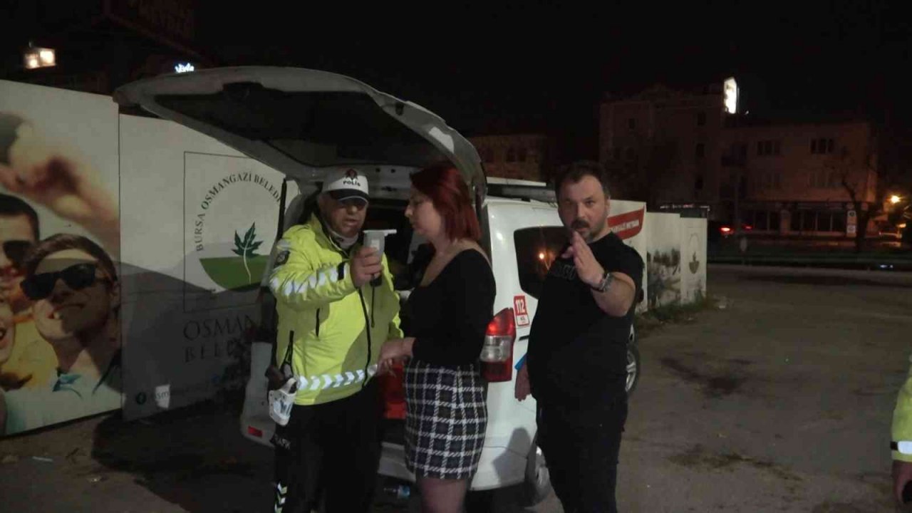 Böyle geri manevra görülmedi...Polislerden arka arkaya özür diledi