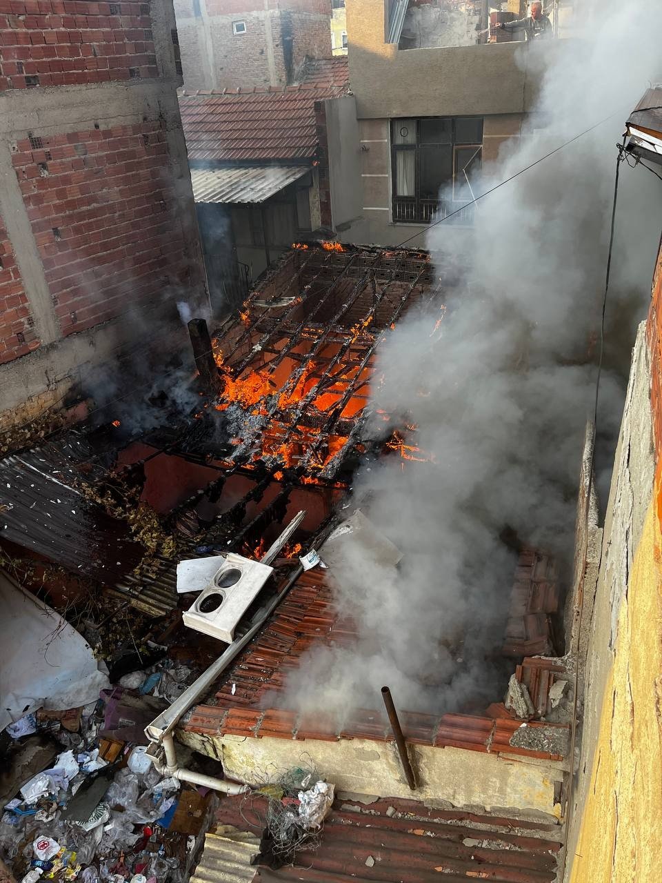 Madde bağımlıları hurda deposunu yaktı