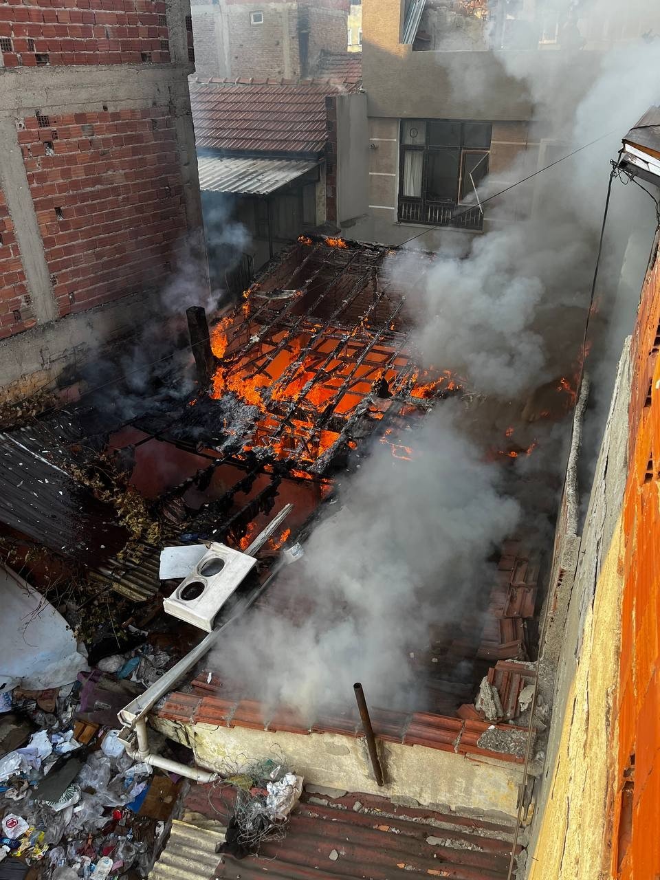 Madde bağımlıları hurda deposunu yaktı