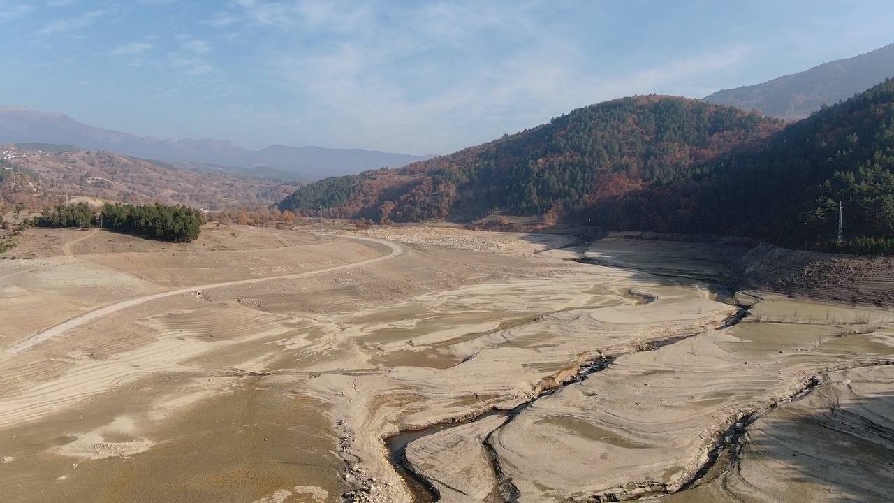 Bursa’da kuraklık alarmı....Tamamen kurudu, havadan böyle görüntülendi