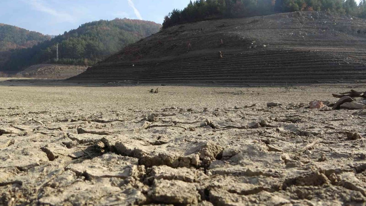 Bursa’da kuraklık alarmı....Tamamen kurudu, havadan böyle görüntülendi