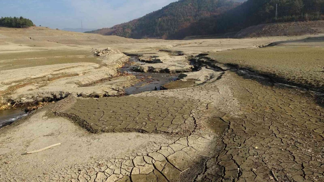 Bursa’da kuraklık alarmı....Tamamen kurudu, havadan böyle görüntülendi